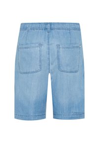 Shorts in denim azzurro chiaro con vita elasticizzata, due tasche posteriori e bordi rifiniti. Il tessuto appare liscio con una finitura leggermente strutturata.