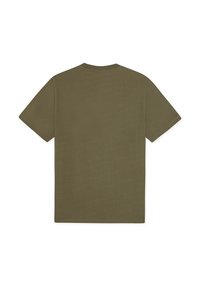 Πράσινο-ελαιί χρώμα βαμβακερό μπλουζάκι με κοντά μανίκια, λαιμόκοψη τύπου crew και λεία υφή. Χωρίς ορατά γραφικά ή διακοσμητικά στοιχεία.