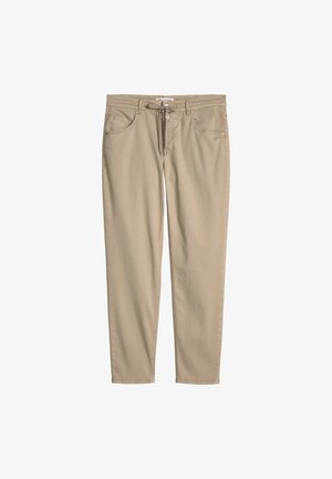 Beige casual broek met voorzakken, riemlussen en een trekkoord in de taille, plat weergegeven op een witte achtergrond.