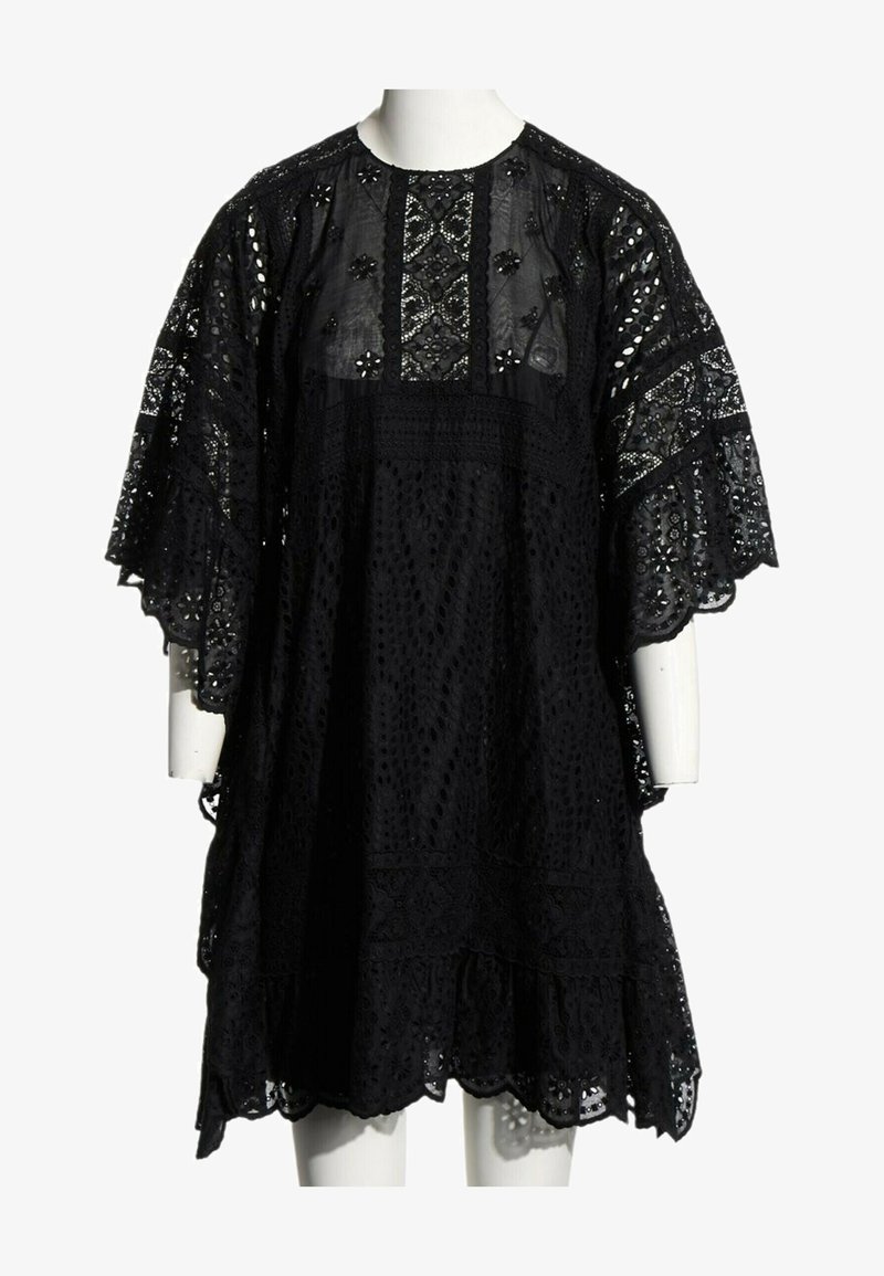 Robe en dentelle noire avec broderie florale, manches courtes larges et ourlet festonné, exposée sur un mannequin blanc.