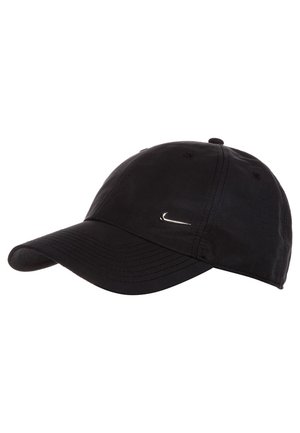 Czarna czapka bejsbolowa Nike z zakrzywionym daszkiem i białym, haftowanym logo Nike swoosh na przednim prawym panelu, na białym tle.