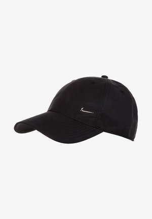 Czarna czapka bejsbolowa Nike z zakrzywionym daszkiem i białym, haftowanym logo Nike swoosh na przednim prawym panelu, na białym tle.