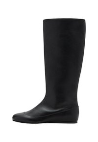 Bota plana alta de cuero negro con punta redondeada y superficie suave, mostrada en perfil lateral sobre fondo blanco.