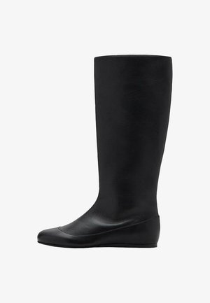 Bota plana alta de cuero negro con punta redondeada y superficie suave, mostrada en perfil lateral sobre fondo blanco.