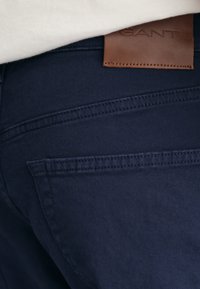 GANT DESERT - Džíny Straight Fit - marine