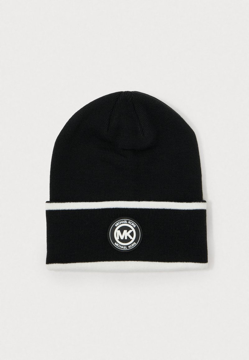 Sort strikket hue med en hvid stribe og et cirkulært logo med "MK" og "MICHAEL KORS." Blød tekstur, tætsiddende design.