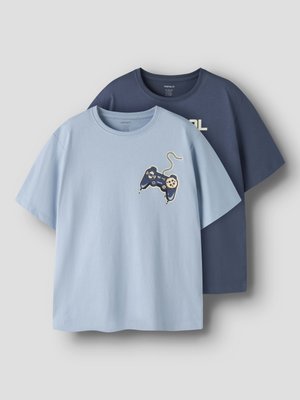 To korteærmede T-shirts med rund hals, den ene lyseblå med et motiv af en spilcontroller, den anden mørkeblå med delvist off-white tekst.