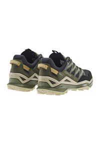 Trail-Schuhe mit schwarzem Obermaterial, olivgrünen Akzenten und leicht beiger Sohle. Sie verfügen über ein strukturiertes Mesh und ein unterstützendes Schnürsystem.