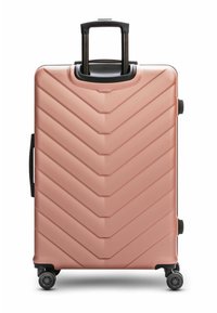 Maleta rígida en color rosa dorado con un patrón de chevron, que cuenta con un asa retráctil y cuatro ruedas para facilitar su movilidad.