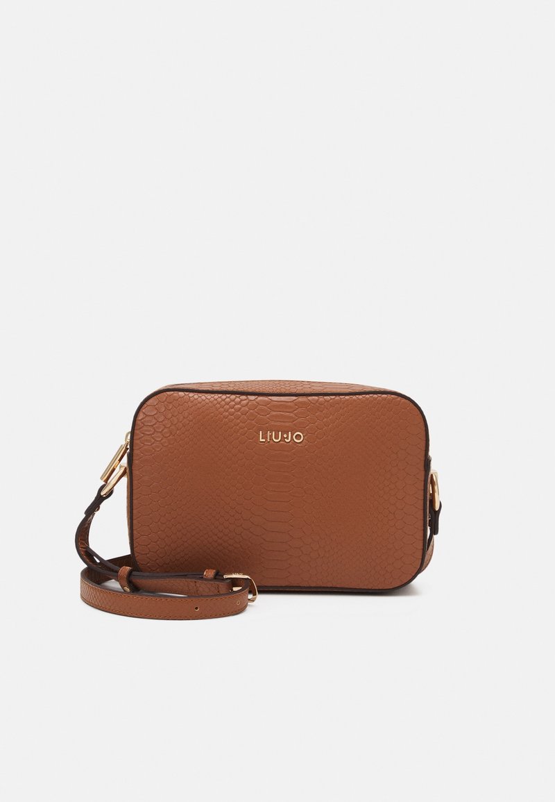 Borsa crossbody in finta pelle marrone, con superficie testurizzata e forma rettangolare, dotata di accessori in oro e una tracolla regolabile. Presenta il logo del brand in rilievo sul fronte.