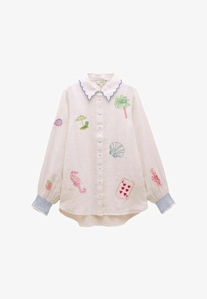 Weißes Leinenhemd mit gewelltem Kragen, bestickt mit strandtypischen Motiven und gemusterten Manschetten in Blau. Verfügt über einen Knopfverschluss und eine lockere Passform.