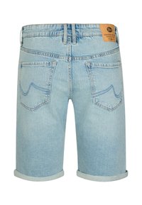 Jasnoniebieskie szorty z denimu z podwiniętymi mankietami, z dwoma tylnymi kieszeniami i brązową skórzaną metką na pasku talii. Proste detale przeszyć.