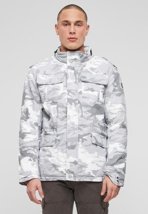 Graue Tarnjacke mit hohem Kragen, mehreren Fronttaschen und Reißverschluss. Hergestellt aus leichtem Stoff mit glatter Textur.