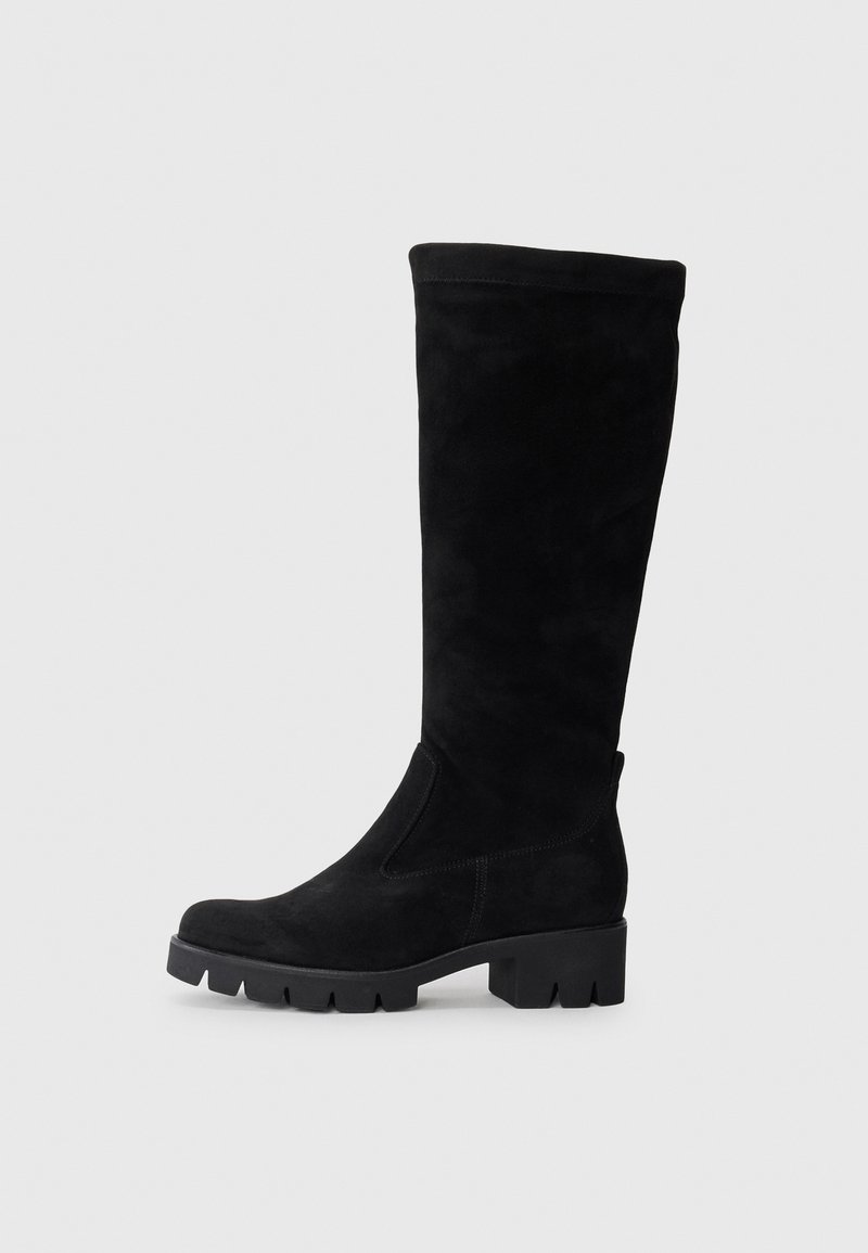 Knöchelhöhe schwarze Wildlederstiefel mit einem massiven Absatz, runder Zehenpartie und strukturierter Oberfläche. Verfügt über eine nahtlose Detail entlang der Seite für zusätzlichen Stil.