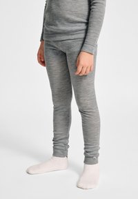 Szare termiczne legginsy wykonane z miękkiego, teksturowanego materiału dzianinowego. Slim fit z niewielkim akcentem logo w okolicy kostki. Gruby materiał, odpowiedni do warstwowania.