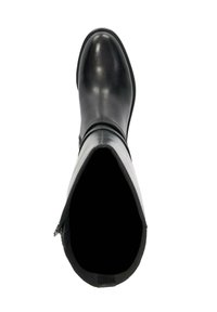 Botte de cheville en cuir noir avec un bout pointu, texture lisse et une fermeture éclair sur le côté. L'intérieur est noir et non doublé.