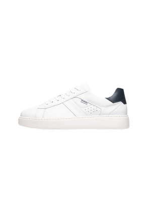 Zapatilla de cuero blanca con puntera redondeada, suela plana blanca y acento azul marino en el talón. Presenta perforaciones mínimas y un diseño con cordones.