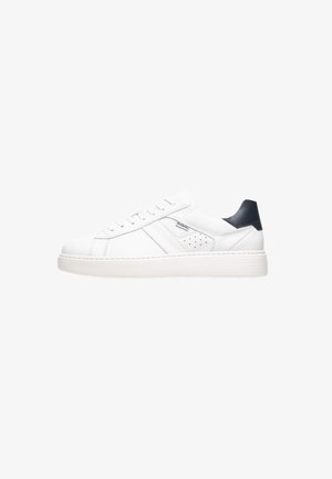Sneaker in pelle bianca con punta arrotondata, suola piatta bianca e accentuazione blu navy sul tallone. Presenta perforazioni minime e design con lacci.