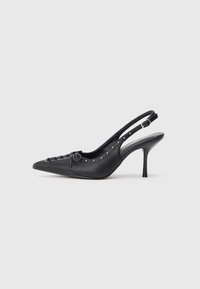 Escarpin en cuir noir à talon aiguille avec un bout pointu, une bride latérale à boucle, des clous le long du bord et un laçage décoratif à l'avant.