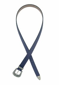 Cintur�ón de cuero azul marino con una superficie texturizada, que presenta una hebilla de metal plateado decorativa y un extremo puntiagudo.
