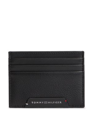 Sort læderkortholder med fire kortholdere og en Tommy Hilfiger-logo plade i bunden midten.