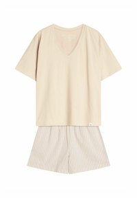 Kremowa t-shirt z dekoltem w serek, wykonana z miękkiego materiału, w połączeniu z paskowanymi szortami w odcieniach beżu i jasnej kremy. Zestaw charakteryzuje się luźnym krojem i krótkimi rękawami.