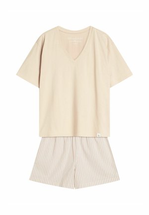 Kremowa t-shirt z dekoltem w serek, wykonana z miękkiego materiału, w połączeniu z paskowanymi szortami w odcieniach beżu i jasnej kremy. Zestaw charakteryzuje się luźnym krojem i krótkimi rękawami.