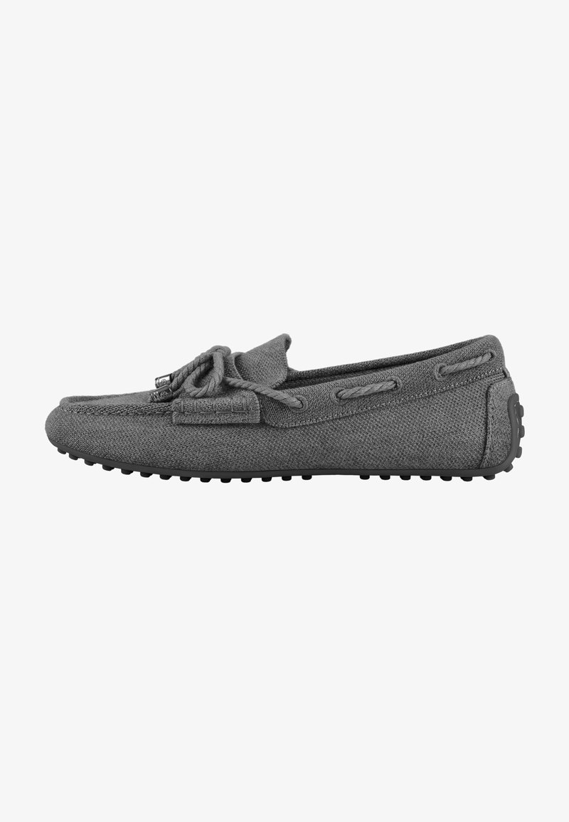 Mocassins en textile gris avec un design simple, présentant un accent de nœud noué, des coutures décoratives et une semelle en caoutchouc avec de petits points de grip.