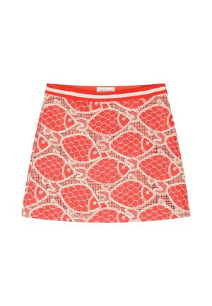 Rode en witte gehaakte minirok met overlappend vissenpatroon en elastische tailleband, label binnenin met de tekst Fabienne Chapot.