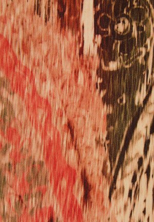 Textiel met een kleurrijk abstract patroon dat tinten van rood, bruin en groen bevat, waarbij een gestructureerde, geweven stof uitstraling zichtbaar is.