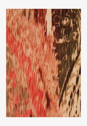 Textiel met een kleurrijk abstract patroon dat tinten van rood, bruin en groen bevat, waarbij een gestructureerde, geweven stof uitstraling zichtbaar is.