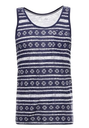 Laivastonsininen hihaton paita, jossa on valkoisia raidallisia kuvioita ja geometrisia yksityiskohtia. Kangas näyttää pehmeältä, ja siinä on pyöreä pääntie sekä hihaton muotoilu.