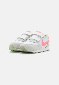 Nike Sportswear NIKE MD VALIANT (TDV) - Sapatilhas - summit white/pink gaze/honeydew