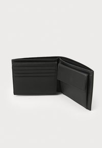 Portefeuille en cuir noir avec plusieurs emplacements pour cartes, un compartiment pour les pièces, et une texture lisse. Ouvert pour afficher les caractéristiques intérieures.