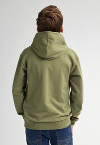 Felpa verde oliva con cappuccio regolabile, polsini e orlo a coste. Realizzata in tessuto morbido, presenta una superficie liscia e una vestibilità comoda.
