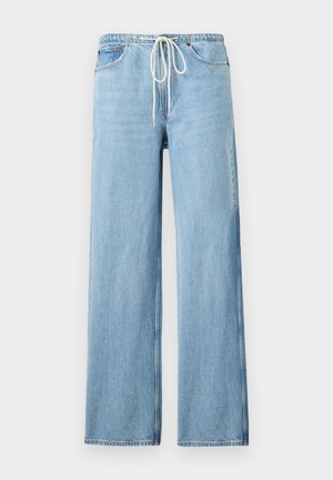 Jeans di denim azzurro chiaro con gambe larghe, vita elastica, coulisse bianca e tasche anteriori su sfondo bianco.