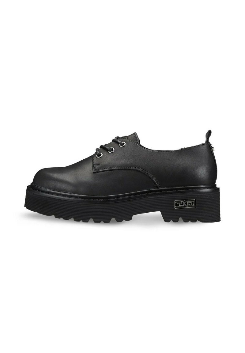 Scarpe stringate in pelle nera con suola in gomma spessa, punta tondeggiante, cuciture a contrasto e un elemento decorativo in metallo sul tallone.