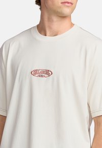Billabong BAD DOG - Print T-shirt - cement