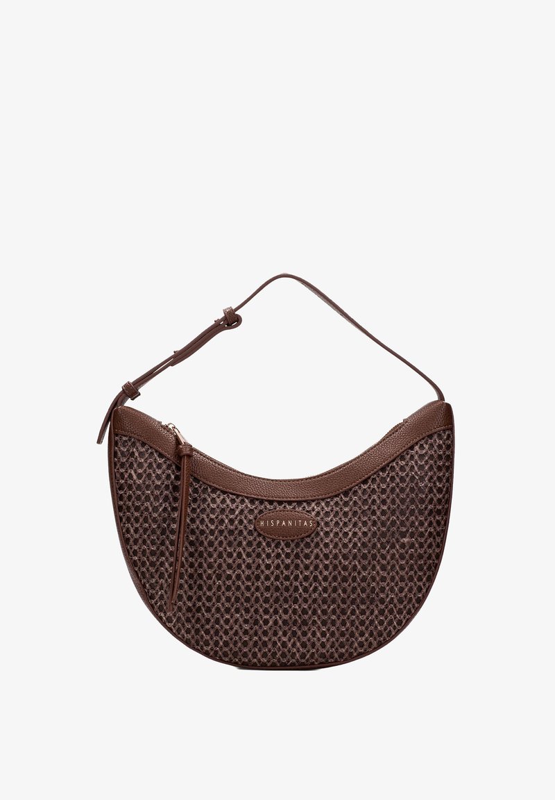 Borsa marrone a forma di mezzaluna con motivo testurizzato, tracolla regolabile, chiusura con zip e targhetta con logo "Hispanitas" sulla parte frontale.