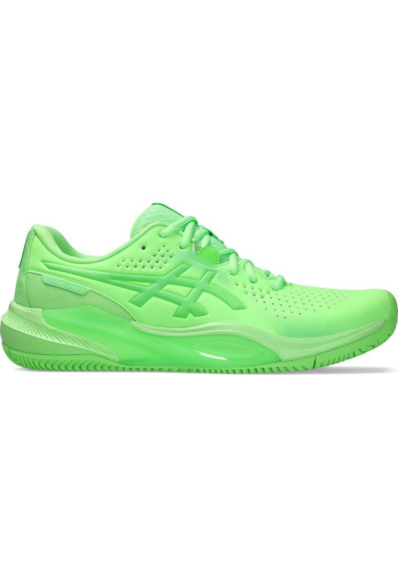 Scarpe sportive di colore verde neon con una tomaia in sintetico liscio, design perforato e suola in gomma testurizzata. Chiusura con lacci e punta arrotondata.