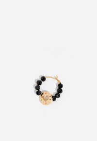 Pendientes de aro en tono dorado con cuentas facetadas negras. El charm circular presenta un corte en forma de corazón y letras multicolores sobre una superficie lisa.