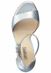 Sandalo in pelle argentata con punta aperta, ampia fascia frontale, cinturino alla caviglia e soletta imbottita. Presenta un design elegante e uno stile minimalista.