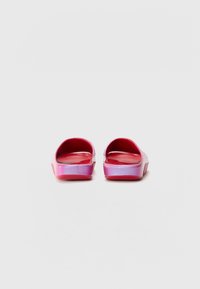 Rosa slip-on sko med en jevn tekstur, som har en gradient fra mørk rosa til lys rosa. Rund hæl med subtilt grep.