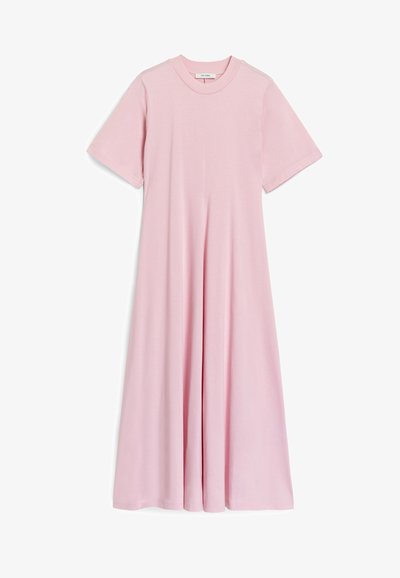 Rosa kurzärmliges Kleid aus weichem Stoff, mit lockerer Passform und fließendem Rock, der sanft von der Taille abfällt.