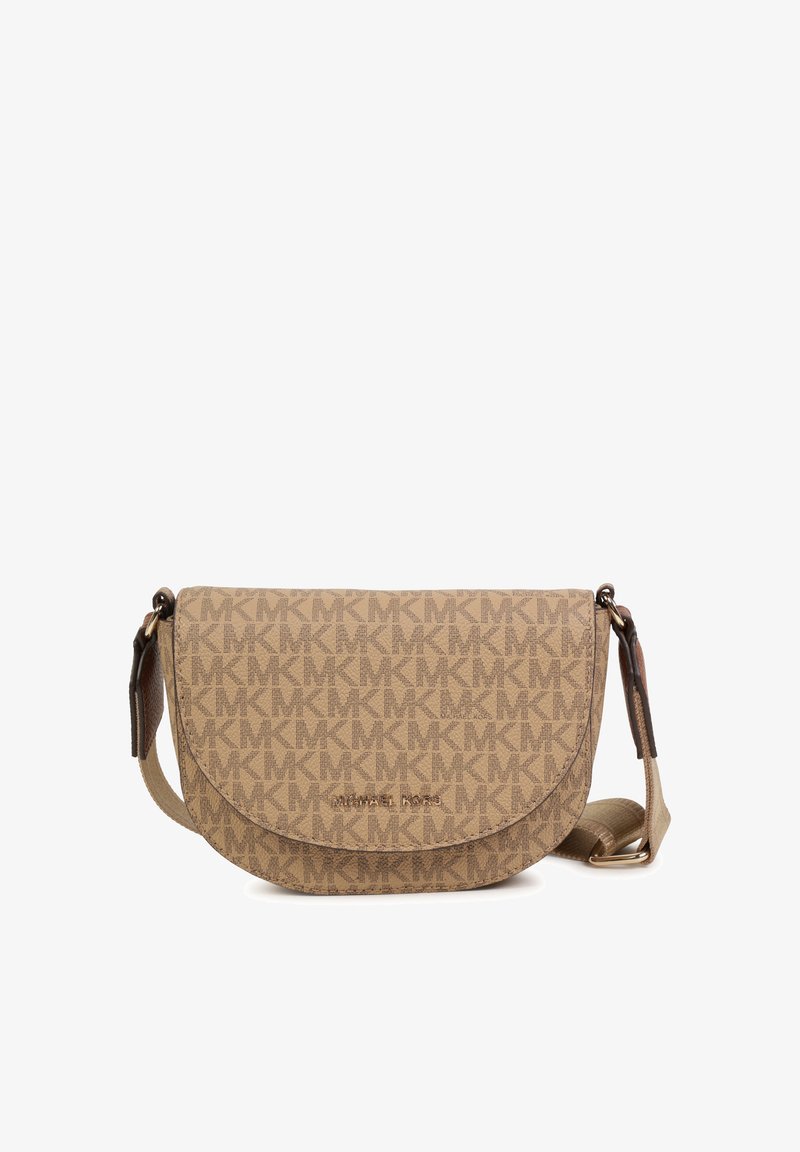 Borsa a tracolla beige in tela rivestita con un motivo MK su tutta la superficie, chiusura a pattina, dettagli in pelle e tracolla regolabile.