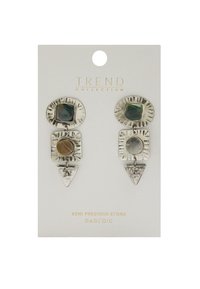 Srebrne kolczyki z nieregularnymi półszlachetnymi kamieniami w odcieniach zieleni i brązu, z teksturowanymi geometrycznymi kształtami i trójkątnymi akcentami.