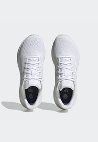 Scarpe da ginnastica bianche con una tomaia in mesh testurizzato, punta rotonda e suola ammortizzata. Caratterizzate da lacci e soletta con marchio, progettate per il comfort.