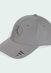 Grå baseballkasket med et Mercedes-logo broderet foran, har seks paneler, en buet skygge og tre striber på siden.