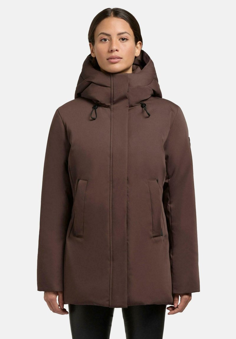 Brun isoleret parka med høj krave, hætte og justerbare snore. Har to forlommer og en slank, glat tekstur.