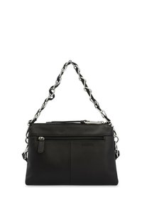 Bolso de mano de cuero negro con un diseño estructurado, que cuenta con una correa de cadena plateada, cierre de cremallera y logo en relieve en el frente.